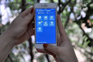 O calendário de pagamento do Certificado de Registro de Licenciamento de Veículo (CRLV), exercício 2021, popularmente conhecido como “documento do veículo”, já iniciou no dia 1º de agosto, para as placas com finais 1 e 2. Desde o ano passado o Departamento de Trânsito do Paraná (Detran-PR) não está mais emitindo a carta de aviso enviada anualmente aos proprietários de veículos, por medida de economia aos cofres públicos neste momento de pandemia.  - Curitiba, 09/08/2021  -  Foto: Adilson S. Pieczykolan - Detran-PR