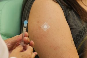 Vacina Oxford/AstraZeneca para imunizacao  em profissionais de saude do Hospital de Reabilitação do Paraná que tem leitos exclusivo de combate à Covid-19.  Curitiba, 27/01/2021. Foto: Geraldo Bubniak/AEN