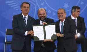 Os presidentes da República, Jair Bolsonaro, do INSS,José Carlos Oliveira e o ministro do Trabalho e Previdência, Onyx Lorenzoni, participam da cerimônia de modernização da prova de vida do INSS, no Palácio do Planalto.