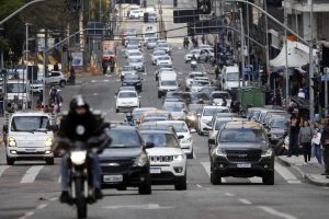 Trânsito - carros - ruas de curitiba com movimento intenso de carros - congestionamento nas ruas do centro de Curitiba - IPVA - licenciamento -