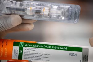 Com a chegada das vacinas contra a Covid-19 ao Paraná, o Procon-PR, órgão vinculado à Secretaria Estadual da Justiça, Família e Trabalho, alerta o consumidor sobre possível venda ilegal de vacinas falsificadas. Um destes casos foi identificado em Madureira, Zona Norte do Rio de Janeiro, quando ambulantes estavam vendendo suposto “kit” composto por vacina contra a covid-19, certificado e agulha para a aplicação por R$ 50,00.  -  Foto: Divulgação Procon-PR/SEJUF