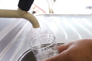 Sanepar instala água tratada na comunidade ruaral Alto do Divino, 11km da sede do município de Campo Morão.
Campo Mourão, 08-11-19.
Foto: Arnaldo Alves / AEN.