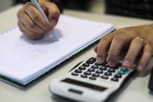 Refis tem novo prazo para adesão. Contribuintes com débitos em atraso de ICMS e dívidas ativas não tributárias ganharam novo prazo para saldar suas dívidas e ficar em dia com a Receita Estadual do Paraná.  18/10/2019  -  Foto: Geraldo Bubniak/AEN