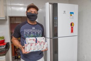 Copel oferta bônus para troca de 25 mil kits de lâmpadas - Consumidor participante da primeira etapa do projeto. - Curitiba, 08/10/2021  -  Foto: Valdenir Daniel Cavalheiro/Copel