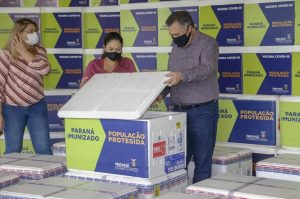 Paraná recebe mais 146,8 mil doses de vacinas contra Covid-19. O novo lote é da CovonaVac, desenvolvida pela Sinovac em parceria com o Instituto Butantan, e faz parte de uma nova remessa de 1,9 milhão de doses encaminhadas pela entidade paulista ao governo federal. - Curitiba, 03/02/2021  -  Foto: Gilson Abreu/AEN