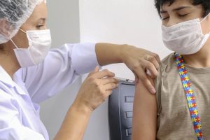 18.01.2022 - Secretário Beto Preto acompanha vacinação infantil.