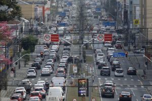 Trânsito - carros - ruas de curitiba com movimento intenso de carros - congestionamento nas ruas do centro de Curitiba - IPVA - licenciamento -