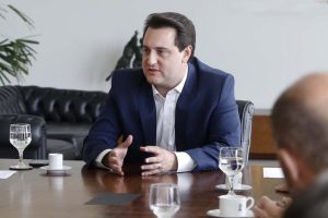 O governador Carlos Massa Ratinho Junior assina Termo de Cooperação entre FIEP e Agência Paraná de Desenvolvimento. Presentes: presidente da FIEP, Edson Campagnolo; Eduardo Bekin, diretor da Paraná Desenvolvimento; Márcio Nunes, secretário de Desenvolvimento Sustentável e Turismo; entre outros.
Curitiba, 14-02-19.
Foto: Arnaldo Alves / ANPr.