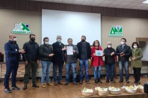 Quatro municípios paranaenses tiveram reconhecidos os bons trabalhos de inspeção municipal e receberam certificados nesta quinta-feira (01). No caso de Francisco Beltrão, o certificado permitirá que o município opere o Sistema Brasileiro de Inspeção de Produtos de Origem Animal (Sisbi-POA). Já em relação a Dois Vizinhos, Santa Isabel do Oeste e Itapejara d´Oeste, o selo representa a inclusão no Sistema Unificado Estadual de Sanidade Agroindustrial Familiar, Artesanal e de Pequeno Porte do Paraná (Susaf-PR).  Francisco Beltrão, 01/07/2021  -  Foto: SEAB-PR