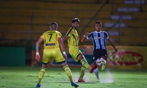 RS - FUTEBOL/COPA DO BRASIL 2022 /GREMIO X MIRASSOL - ESPORTES - Lance da partida entre Gremio e Mirassol disputada na noite desta terça-feira, no estádio Campos Mais, em Mirassol, valida pela da Copa do Brasil 2022. FOTO: LUCAS UEBEL/GREMIO FBPA