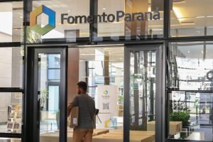 Atendimento na sede da Fomento Paraná em Curitiba. Foto: Geraldo Bubniak/AEN