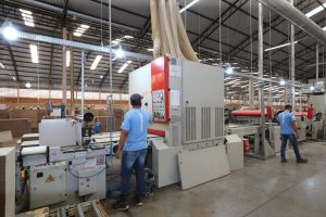 FEITA NO PARANA - Grupo Munhoz Caetano, holding do segmento moveleiro, que produz móveis seriados para o segmento de sala de estar.  A Caemmun Movelaria está sediada em Arapongas, um dos maiores polos moveleiros do país. Na foto fabrica da Filial Sabáudia. 06/10/2020 - Foto: Geraldo Bubniak/AEN