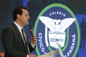 O governador Carlos Massa Ratinho Junior lança nesta segunda-feira (26) o programa de colégios cívico-militares do Estado. No mesmo ato  é assinada a regulamentação da lei que autorizou o projeto e anunciada a lista das cerca de 200 unidades beneficiadas nesse primeiro momento.
   Curitiba, 26/09/2020. Foto: Geraldo Bubniak/AEN