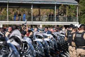 O governador Carlos Massa Ratinho Junior entrega nesta terça-feira (17) 431 novos veículos para a Polícia Militar. São 209 motocicletas  e 222 automóveis para diversas unidades, na Pedreira Paulo Leminski, em Curitiba.
