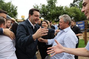 O governador Carlos Massa Ratinho Junior assina nesta quinta-feira (14) o convênio entre Estado e municípios para a construção de uma ponte sobre o Rio Chopim, ligando Verê e São Jorge d'Oeste