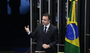 Plenário do Senado durante reunião preparatória destinada à eleição do presidente do Senado Federal para o segundo biênio da 56º Legislatura.

A eleição ocorre de forma presencial, seguindo as medidas de segurança contra a covid-19, e obedecendo o Regimento Interno da Casa, que prevê a votação por meio de cédulas em papel inseridas em envelope.

Em discurso, à tribuna, candidato à presidência, senador Rodrigo Pacheco (DEM-MG).

Foto: Marcos Oliveira/Agência Senado