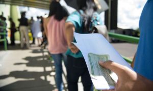 Movimento no último dia para o eleitor tirar o título pela primeira vez, pedir a transferência do documento para outro domicílio eleitoral ou fazer o recadastramento biométrico (Marcelo Camargo/Agência Brasil)