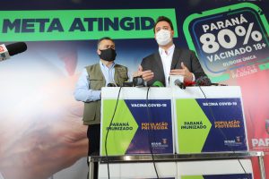 O governador Carlos Massa Ratinho Junior atende a imprensa nesta terça-feira (17) no Centro de Medicamentos do Paraná (Cemepar) sobre o avanço da campanha de vacinação contra a Covid-19 no Estado. O secretário estadual da Saúde, Beto Preto, acompanha a entrevista..
17/08/2021 - Foto: Geraldo Bubniak/AEN