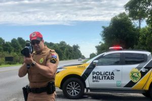 As equipes do Batalhão de Polícia Rodoviária (BPRv) estão ativas com fiscalizações para inibir o excesso de velocidade em toda a malha rodoviária estadual. A análise da unidade dos primeiros três meses deste ano aponta um dado alarmante sobre a segurança viária: o aumento de 345% de flagrantes de motoristas em velocidade acima do permitido em relação ao primeiro trimestre do ano passado. -  Curitiba, 27/04/2021 - Foto: SESP/PR
