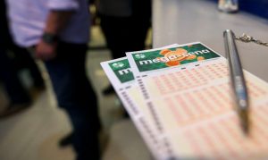 Apostadores fazem fila em casa lotérica. A Caixa Econômica Federal sorteia hoje (08) as seis dezenas do concurso 2.149 da Mega-Sena acumulada, que deve pagar um prêmio de R$ 170 milhões.
