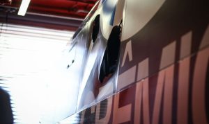 RS - FUTEBOL/CAMPEONATO GAUCHO 2022 /GRENAL 435 - ESPORTES - Onibus da delegação do Gremio e atingido por pedras jogadas por torcedores do Internacional, na chegada ao Estadio Beira-rio na tarde deste sabado, O atletas Mathias Villasanti foi atingido e precisou ser levado ao hospital com ferimentos na cabeça. FOTO: LUCAS UEBEL/GREMIO FBPA