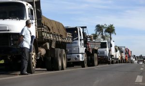 Caminhoneiros fazem protesto contra a alta no preço dos combustíveis na BR-040, próximo a Brasília.