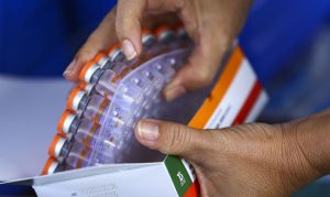 Vacinação drive-thru contra a covid-19 no Parque da Cidade, em Brasília.