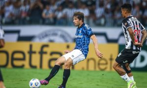 FUTEBOL/CAMPEONATO BRASILEIRO 2021 /GREMIO X ATLETICO-MG - ESPORTES - Lance da partida entre Gremio e Atletico-MG disputada na noite desta quarta-feira, no estádio do Mineirao, em partida valida pela Campeonato Brasileiro 2021. FOTO: LUCAS UEBEL/GREMIO FBPA