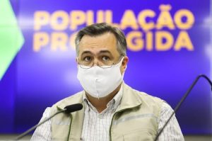 O secretário estadual de Saúde, Beto Preto, atende   a imprensa para explicar detalhes do Decreto 7.145/2021, publicado nesta sexta-feira (19). A normativa endurece as regras de isolamento social em municípios da Região Metropolitana de Curitiba. Foto: Geraldo Bubniak/AEN