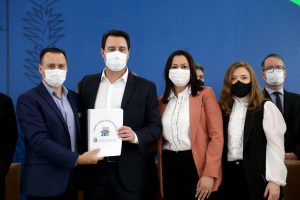 O governador Carlos Massa Ratinho Junior entregou nesta segunda-feira (28), em cerimônia no Palácio Iguaçu, o certificado de Cidade Amiga do Idoso para 11 municípios paranaenses. Outras 11 localidades concluíram os planos para aderir ao processo, primeiro passo para a obtenção do selo internacional.