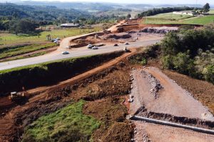 Serviços de terraplanagem, pavimentação e drenagem do Contorno Noroeste em Francisco Beltrao, que irá tirar o tráfego pesado de caminhões de dentro da cidade. O acesso rodoviário terá 5,2 quilômetros de extensão, ligando a PR-180 com a PR-483, e contará com cinco trincheiras e viadutos, duas faixas, além de acostamentos com 2,5 metros de largura e mais de dois quilômetros de terceiras faixas.
Foto: Geraldo Bubniak/AEN