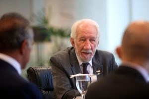 Governador em exercicio, Darci Piana, recebe o embaixador da Argentina no Brasil, Daniel Scioli e o governador da Província de Santiago del Estero, Geraldo Zamora - Curitiba, 21/02/2022