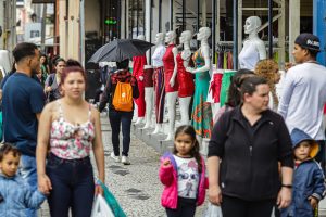 Curitiba, 21 de dezembro de 2022 - Comércio  no centro da capital paranaense.