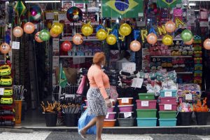 Comércio - imagens de consumidores e vendedores em lojas no comércio varejista na região central de Curitiba. - lojas de roupas - utensílios domésticos - celulares -