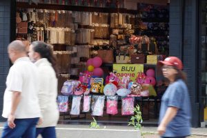 Comércio - imagens de consumidores e vendedores em lojas no comércio varejista na região do Sítio Cercado em Curitiba. - lojas de roupas - utensílios domésticos - celulares - viaturas da polícia militar nas ruas - trânsito movimentado na rua Izak Ferreira da Cruz