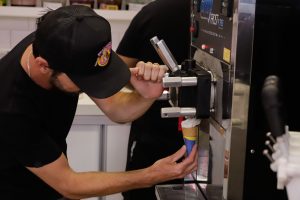Matinhos, 17 de janeiro de 2024 - Comerciantes comemoram as vendas neste verão no litoral paranaense.