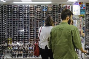 Londrina, 28 de julho de 2023 - Comércio em shopping popular na cidade de Londrina.