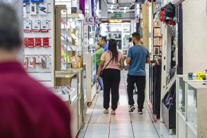 Londrina, 28 de julho de 2023 - Comércio em shopping popular na cidade de Londrina.