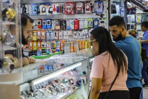 Londrina, 28 de julho de 2023 - Comércio em shopping popular na cidade de Londrina.