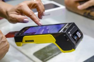 Londrina, 28 de julho de 2023 - Comércio em shopping popular na cidade de Londrina.