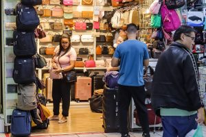 Londrina, 28 de julho de 2023 - Comércio em shopping popular na cidade de Londrina.