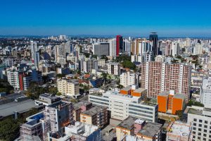 Curitiba, 28 de junho de 2023 - Imagem de drone da região central de Curitiba, capital do Paraná.