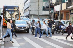 Curitiba/PR - 04-08-2025 - O Dia do Pedestre é celebrado em 8 de agosto. Essa data é um momento para conscientizar sobre a importância da segurança e do respeito aos pedestres no trânsito, destacando a necessidade de motoristas, ciclistas e motociclistas terem cuidado com quem anda a pé. Foto: Giuliano Gomes/Detran - PR