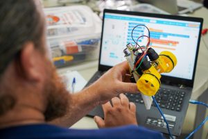 Professores fundamentais na expansão da robótica participam de oficinas em evento de formação -