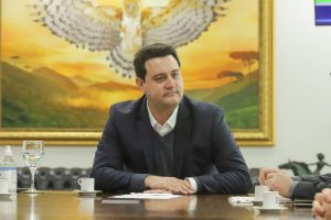 Curitiba, 20 de junho de 2023 - O governador Carlos Massa Ratinho Jr., ao lado do diretor-geral do Departamento de Trânsito do Paraná (Detran-PR), Adriano Furtado, apresentou o sistema de emplacamento digital.