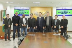 Curitiba, 20 de junho de 2023 - O governador Carlos Massa Ratinho Jr., ao lado do diretor-geral do Departamento de Trânsito do Paraná (Detran-PR), Adriano Furtado, apresentou o sistema de emplacamento digital.