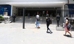 Participantes do Exame Nacional do Ensino Médio (Enem) 2021 fazem, neste domingo (28), segundo dia de avaliação, provas de matemática e de ciência da natureza.