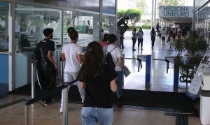 Participantes do Exame Nacional do Ensino Médio (Enem) 2021 fazem, neste domingo (28), segundo dia de avaliação, provas de matemática e de ciência da natureza.