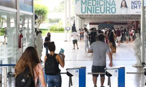 Participantes do Exame Nacional do Ensino Médio (Enem) 2021 fazem, neste domingo (28), segundo dia de avaliação, provas de matemática e de ciência da natureza.
