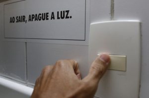 Rio de Janeiro - Consumo de energia elétrica, lâmpada e interruptor de luz. (Fernando Frazão/Agência Brasil)